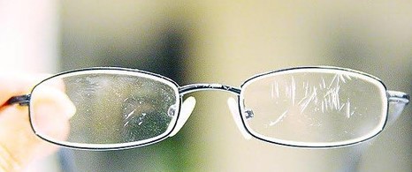 Грязное стекло в очках