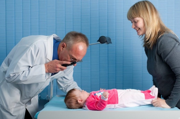 Проверка зрения у младенца